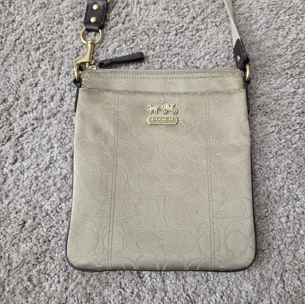 Coach Signature Swingpack Crossbody Handbag